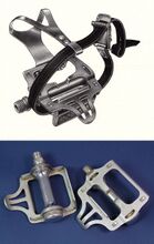 Langstreckenpedale "Infesto Nr. 900" Zeitraum: 1961 bis 197x Hersteller: Infesto Verwendung: Diamant Rennräder und Modell 35 205 Material: Stahl (verchromt) Bemerkungen: mit Pedalhaken und Zugriemen; baugleich mit Vorgängermodell, aber Trittblech 2,0mm stark; geschraubte Staubkappe aus Stahl, Trittfläche 72x54 mm