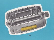 Sportrückstrahlerpedale "Infesto Nr. 350" Zeitraum: 195x bis mind. 1965 Hersteller: Infesto Verwendung: Zubehör- / Ersatzteil Material: Stahl (verchromt), Glas Bemerkungen: aufgepresste Staubkappe, Trittfläche 90x55 mm
