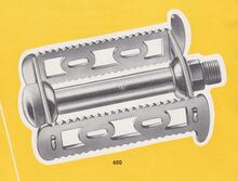 Rennpedale in Kastenausführung "Infesto Nr. 600" Zeitraum: 195x bis 19xx (hier: 1957) Hersteller: Infesto Verwendung: Diamant Rennräder Material: Stahl (verchromt) Bemerkungen: geschraubte Staubkappe; vrmtl. hohlgebohrte Pedalachse