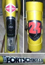 Zeitraum: frühestens 1983 bis max. 1985 Zu finden an: allen 24"-Modellen Art: Chromfolienaufkleber Beschreibung: