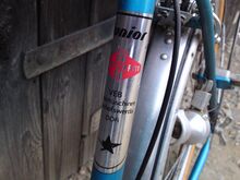 Der Aufkleber am Sattelrohr nennt als Hersteller den VEB Erntemaschinen Bischofswerda. Das gezeigte Jugendrad müsste daher spätestens 1984 gebaut worden sein, da in jenem Jahr eine Umbenennung des Herstellerbetriebes erfolgte.