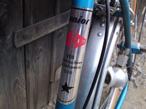 Der Aufkleber am Sattelrohr nennt als Hersteller den VEB Erntemaschinen Bischofswerda. Das gezeigte Jugendrad müsste daher spätestens 1984 gebaut worden sein, da in jenem Jahr eine Umbenennung des Herstellerbetriebes erfolgte.