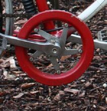 Kettenblatt für Getriebe-Typ 8040 S Zeitraum: 1990 Verwendung: Jugendfahrrad Twenter Touring Material: Stahl (verchromt) Größe: 40 Zähne Zahnbreite: 2,8 mm (für 1/8"-Kette) Bemerkungen: Wie vorheriges Kettenblatt, jedoch mit Bohrungen in den Speichen (Möglichkeit zur Anbringung eines Kettenschutzrings)