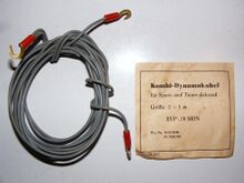 Zeitraum: 1960er Jahre (hier: zwischen 1964 und 1967 (Zeitraum der MDN)) Hersteller: ? Ummantelung: Gummi Farbe: grau Länge: 2 + 1 m Bemerkungen: "Kombi-Dynamokabel" mit drei Anschlüssen. Mittelgroßer Querschnitt.
