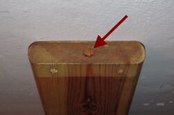 2. Holzstütze Desweiteren wird ein solides und etwa 1m langes Brett benötigt, in dessen Stirnseite eine Bohrung mit 10mm Durchmesser und etwa 15mm Tiefe eingebracht wurde. Dieses Brett dient als Auflage für die Kurbel und fängt später die Schlagenergie ab, wodurch eine Beschädigung der Lagerflächen des Innenlagers vermieden wird.