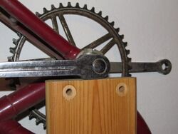 4. Kurbelauflage Wichtig ist, dass die Kurbel an der Stirnseite des Bretts möglichst plan aufliegt (gehalten durch das Eigengewicht und den Kopf des Kurbelkeils). Das ist bei fast allen Kurbeln problemlos möglich; eine Ausnahme bildet aber die rechte Kurbel bei Rennrädern. Dort müssen am Brett entsprechende Aussparungen geschaffen werden, damit die Kurbel möglichst großflächig aufliegt.