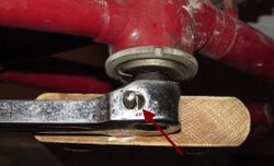 5. Rostlöser Anschließend wird die Sicherungsmutter und die darunterliegende Scheibe des Kurbelkeils entfernt und in den so geöffneten Spalt etwas Rostlöser eingebracht. Ob dieser letztlich entscheidend beim Lösen der Keilverbindung hilft, darf bezweifelt werden, doch schädlich ist er keinesfalls.