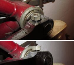 6. Mutter aufsetzen Um das Gewinde beim nachfolgenden Ausschlagen des Keils zu schützen, wird die Sicherungsmutter wieder aufgesetzt und soweit aufgeschraubt, dass sie oben mit dem Gewinde des Keils abschließt. Zwischen Mutter und Kurbel sollte dabei ein kleiner Spalt offen bleiben.