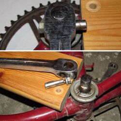 8. Kurbel demontiert Wenn der Keil aus seinem Presssitz gelöst wurde, sollte er sich nach Entfernen der Sicherungsmutter leicht aus der Kurbel ziehen lassen. Bei korrodierten Keilen muss ggf. auch noch mit einem Durchschlag nachgeholfen werden. Im unteren Bild: Die demontierte linke Kurbel, der Kurbelkeil und die Planfläche der Tretlagerwelle. Bei Thompson-Lagern kann an dieser Stelle bereits das Innenlager ausgebaut werden (siehe Punkt 3.3)