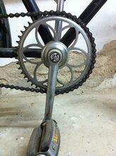 Kettenblatt vom IFA Tretlagerwerk Zella-Mehlis/FZTW Zeitraum: 1947 bis 1954 Verwendung: Tourenräder von Mifa, Möve, Simson, National Material: Stahl (verchromt) Größe: 46 Zähne Zahnbreite: 2,8 mm (für 1/8"-Kette) Bemerkungen: -