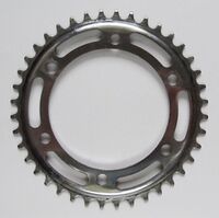 Einfachkettenblatt (klein) Zeitraum: 197? bis 1990 Verwendung: Zubehörteil Material: Stahl (verchromt) Befestigung: 3-Punkt-Befestigung (120mm Lochkreisdurchmesser) Größe: 38 oder 40 Zähne Zahnbreite: 3/32" (2,3mm) Bemerkungen: häufig zusammen mit einem 51Z oder 52Z-Kettenblatt kombiniert um eine große Übersetzungsbandbreite zu erreichen