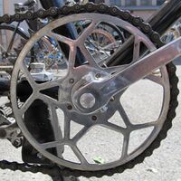 Tourensport-Kettenblatt Zeitraum: 1953 bis 1954 Verwendung: Material: Stahl (verchromt) Befestigung: 5-Punkt-Befestigung (50mm Lochkreisdurchmesser) Größe: 46 Zähne Zahnbreite: 1/8" Bemerkungen: -