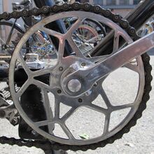 Tourensport-Kettenblatt Zeitraum: 1953 bis 1962 Verwendung: Simson Tourensporträder; Mifa Sporträder; Diamant Tourensporträder, Jugendräder von Mifa und Möve Material: Stahl (verchromt) Befestigung: 5-Punkt-Befestigung (50 mm Lochkreisdurchmesser) Größe: 46 Zähne (40 Zähne an Jugendrädern) Zahnbreite: 2,8 mm (für 1/8"-Kette) Bemerkungen: Nach 1955 nur noch an Jugendrädern