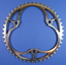 Kettenblatt für Getriebe-Typ 8035 (1/8"-Ausführung) Zeitraum: 1954 bis 1990 Verwendung: Diamant Renn- und Sporträder (jeweils ohne Schaltung); Diamant Modell 35 708 Material: Stahl (verchromt) Befestigung: 3-Punkt-Befestigung (117 mm Lochkreisdurchmesser) Größe: 46, 48, 50 oder 52 Zähne Zahnbreite: 2,8 mm (für 1/8"-Kette) Bemerkungen: -