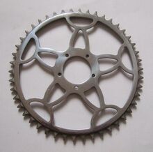 Tourensport-Kettenblatt für Getriebe-Typ 8018 und 8041 Zeitraum: 1953 bis 1962 Verwendung: Mifa Sporträder, Diamant Tourensporträder sowie Modelle 104, 105 und Export- Tourenräder Material: Stahl (verchromt) Befestigung: 5-Punkt-Befestigung (50 mm Lochkreisdurchmesser) Größe: 46 Zähne Zahnbreite: 2,8 mm (für 1/8"-Kette) Bemerkungen: Gestaltung ähnlich wie alte Wanderer-Kettenblätter