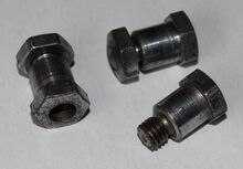 hohlgebohrte Kettenblattbolzen (Ausführung für Leichtmetallkurbeln) Zeitraum: 195x bis 195x Verwendung: Diamant (Luxus-)Sporträder Material: Stahl (verchromt) Länge des Passbolzens: 9 mm Durchmesser des Passbolzens: 9 mm Gewindemaß: FG 6,35 Schlüsselweite: 11 mm Bemerkungen: verlängerte Ausführung für die dickeren LM-Kurbelarme