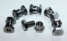 Bolzen für Doppelkettenblatt Zeitraum: 1954 bis 197x Verwendung: Diamant Rennräder Material: Stahl (verchromt) Länge des Passbolzens: 5 mm Durchmesser des Passbolzens: 7 mm Bemerkungen: sechs Stück zur Verbindung von großem und kleinem Kettenblatt