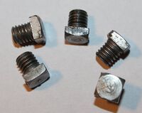 Vierkant-Kettenblattschrauben Zeitraum: 195? bis 196? Verwendung: Sportliche (Touren-)Räder Material: Stahl (verchromt) Gewindemaß: M5 Gewindelänge: 5 mm Schlüsselweite: 6 mm Bemerkungen: Vierkantkopf für größeres Anzugsmoment bei geringem Platzbedarf