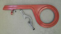 Kettenschutz aus Stahl, entweder schwarz oder in Rahmenfarbe lackiert; verwendet an einigen Tourensport- und Universalrädern der 1980er-Jahre.