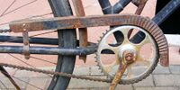 Kettenschutz an einem Brandenburg-Fahrrad von 1950. Stahl, lackiert.