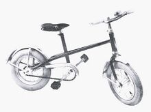 Modell "Janny", etwa Anfang/Mitte der 1970er Jahre. Auffallend ist hier der Steuersatz, der offenbar aus Kunststoff besteht. Der Lenker ist mit einer Außenklemmung im Gabelschaft befestigt. Auch das Getriebe ist von sehr einfacher Machart und ist in ähnlicher Form vor allem vom Modell KF 151 des VEB Kinderfahrzeuge Mühlhausen bekannt.