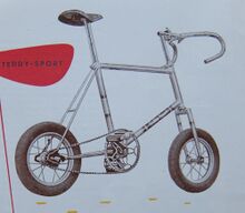 Kinderfahrrad Modell "Teddy-Sport", Abbildung in einem Export-Katalog von 1955. Original-Beschreibung: "Teddy-Sport... ist ein stabiles Knabenrad, dessen Rahmen dem normalen Herrenrahmen angeglichen ist, nur Winkel und Gabel sind verändert. Untere Rahmenstreben und Gabelscheiden bestehen aus konischen Rohren. Rahmen und Gabel sind mit Sportausfallern versehen. Die Lager sind normale Fahrradlager. Zur besseren Verwendung für größere Kinder sind Sattelstütze und Vorbau besonders lang. Die blanken Teile sind verchromt, Emaillierung in allen gewünschten Farben."
