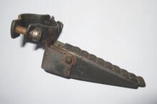 Zeitraum: 1950er/1960er Jahre Verwendung: Zubehörteil Material: Stahl lackiert Hersteller: vrmtl. PGH Galvano-Stanz, Rüdersdorf bei Berlin