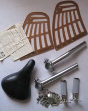 Zeitraum: 1980er Jahre Verwendung: Zubehörteil Material: Kunststoff, Stahl verzinkt Hersteller: VEB Kinderfahrzeuge Mühlhausen Bemerkungen: Im Set mit Kindersitz und Sattelverleger angeboten.