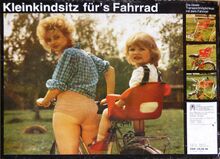 Kindersitz vom VEB Ammendorfer Plastwerk Zeitraum: hier: 1988 Verwendung: Zubehörteil Material: Kunststoff, Stahl Bemerkungen: Zur Befestigung am Rahmenoberrohr oder über dem Gepäckträger. Hier abgebildet: Detail der Verkaufsverpackung.