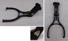 Kippständer Zeitraum: frühe 1960er Jahre Verwendung: Zubehörteil Material: Stahl lackiert Bekannte Farben: schwarz (abgebildet), Hammerschlag-silber Hersteller: ARARA Bemerkungen: zur Montage hinter dem Tretlager