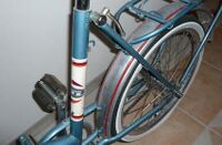 Diese Detailaufnahme zeigt den Hinterbau eines Klapprades. Ab 1974 war dieser offen, d.h. er wurde an der Sattelklemmschraube befestigt. Die Rahmennummer war nun auf dem Sattelrohr eingeprägt.