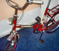 Beim Rahmen dieses Klapprads fehlen bereits die Verstrebungen. Das hier gezeigte Rahmendekor wurde bis ca. 1971 verwendet und ist heute nur noch selten zu finden.