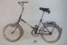 Vorserienmodell der von Mifa für Exportzwecke kreierten Marke Farosa, mit abweichender Rahmenform ( Katalogabbildung von 1967). Bisher bekannte Farosa-Klappräder weisen jedoch den herkömmlichen Rahmen auf.