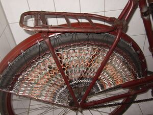 Das Kleidernetz wurde später nachgerüstet.