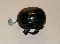 Zeitraum: vrmtl. späte 40er/frühe 50er Jahre Hersteller: ?? Verbaut an: ?? Deckel: Stahl, lackiert Unterteil: Stahl, lackiert Bemerkungen: Wappen/Herstellerlogo auf Drücker