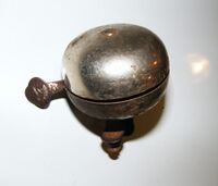 Zeitraum: 50er Jahre Hersteller: Luther Verbaut an: ?? Deckel: Stahl, verchromt Unterteil: Stahl, verchromt Bemerkungen: Zweiklangglocke