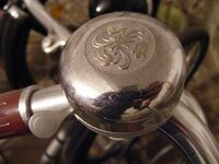 Klingel mit floraler Prägung, 50er Jahre, verbaut an: ??, Material: Stahl verchromt, lackiert, Hersteller: ??