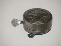 Klingel mit "Edelweiß"-Prägung, vrmtl. Anfang 50er Jahre, verbaut an: ??, Material; Stahl verchromt, verzinkt, Hersteller: M Ruhla