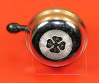 Klingel der letzten Ausführung (glockeförmig) mit Kleeblatt-Prägung, 80er Jahre, Material: Stahl verchromt/verzinkt, Kunststoff, hersteller: IFA