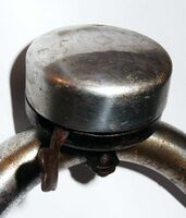 Zeitraum: frühe 50er Jahre (hier: 1951) Hersteller: Meteor-Werk Zella-Mehlis Verbaut an: Fahrrädern von Möve Deckel: Stahl, verchromt Unterteil: Stahl, lackiert Bemerkungen: Kleeblatt auf Drücker