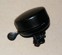 Zeitraum: vrmtl. 40er Jahre Hersteller: Meteor-Werk Zella-Mehlis Verbaut an: ?? Deckel: Stahl, lackiert Unterteil: Stahl, lackiert Bemerkungen: Kleeblatt auf Drücker