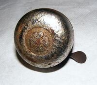 Klingel mit Kleeblattmotiv, 1952, vrbaut an: Simson, Material: Stahl verchromt, lackiert, Hersteller: ??