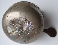 Zeitraum: vrmtl. 70er Jahre Hersteller: ?? Verbaut an: vrmtl. Kinderrädern Deckel: Stahl, vernickelt Unterteil: Stahl, vrmtl. lackiert Bemerkungen: kleiner Durchmesser