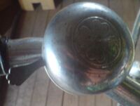 Zeitraum: um 1961 Hersteller: vrmtl. M Ruhla Verbaut an: Tourenrädern von Mifa Deckel: Stahl, verchromt Unterteil: Stahl, lackiert/verzinkt? Bemerkungen: