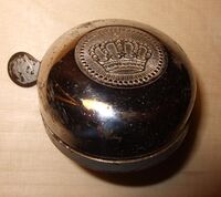 Klingel mit floraler Prägung, 50er/60er Jahre, verbaut an: ??, Material: Stahl verchromt, lackiert, Hersteller: ??