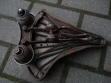 Tourensattel vom VEB Lederwarenfabrik Mühlhausen (Regulierfedern) Unterseite des links nebenstehenden Sattels.