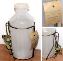 Flaschenhalter mit Labeflasche (zur Rahmenmontage) Hersteller: VEB Regenerierung Halle/Saale Befestigung mit zwei Schellen am Rahmen