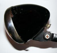 Zeitraum: um 1951 Verwendung: Möve-Tourenräder, Diamant Modell EH Material: Stahlblech, Glas Farben/Varianten: schwarz Bemerkungen ohne Herstellerprägung, ohne Umschalter, Lampe wird mit Drücker geöffnet