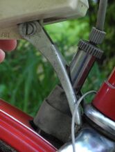 Zeitraum: 1970er Jahre bis 1990 Verwendung: Mifa Tourensporträder, IFA Touring Material: ?, blank Verschraubungspunkte: 1 Gewinde: nein Bemerkungen: Mit breiter Aussparung zur Durchführung des Stempels einer Reifenbremse. Arretierung durch Einklemmen zwischen Bremse und Gabelkopf.