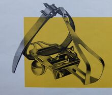 Langstreckenpedale "Modell 6085" Zeitraum: 1955/56 bis 1961 Hersteller: FZTW, ab 1958 Simson Werk 2 Verwendung: Diamant Rennräder Material: Stahl (verchromt) Bemerkungen: mit Pedalhaken und Zugriemen; 1:1-Kopie des Pedals M23 'Marcel Berthet' des französischen Herstellers Lyotard; geschraubte Leichtmetall-Staubkappe; Trittblech 1,6mm stark (vrmtl. um 1961 auch 2,0mm)